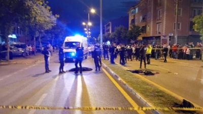 Sakarya'da karşıya geçen anne ile kızına otomobil çarptı: 2 ölü