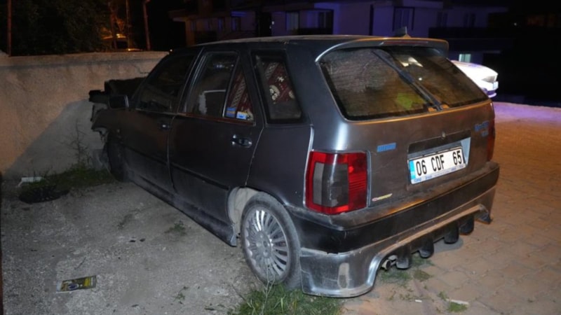 Kırıkkale'de otomobil duvara çarptı: 3 yaralı