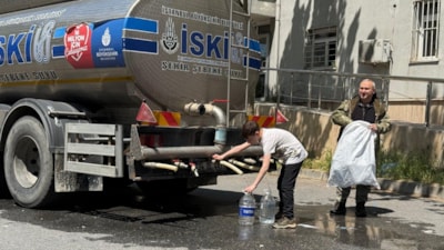 Sarıyer'de belediye tankerle su dağıttı: Bidonlarla evlere su taşıdılar