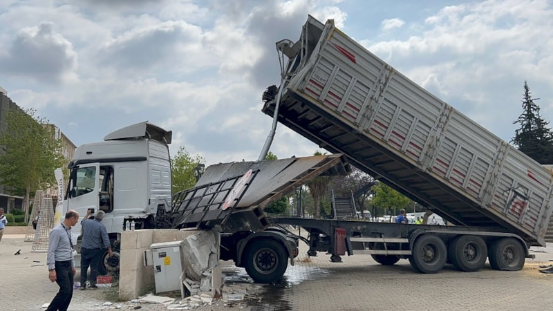 Adana'da tırın dorsesi üst geçice zarar verdi