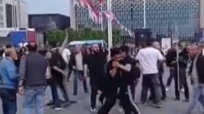 Taksim’de iki grup arasında kavga