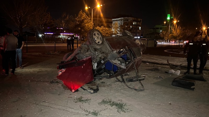 Konya'da otomobil kamyona çarpıp bahçeye uçtu: 2 yaralı