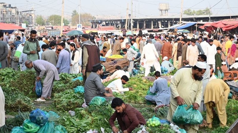 Hindistan'ın saldırısı sonrası Pakistan'da halk temel ihtiyaç malzemeleri stokluyor