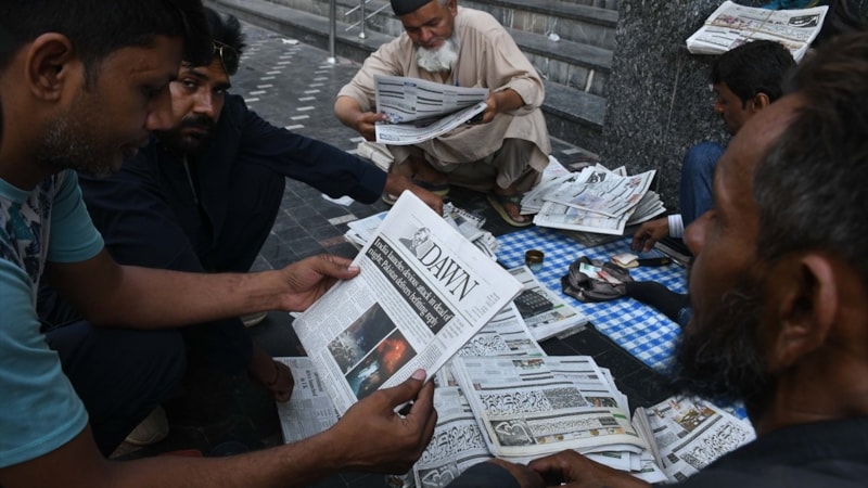 Pakistan'da gazeteler Hindistan'ın saldırılarını manşet yaptı