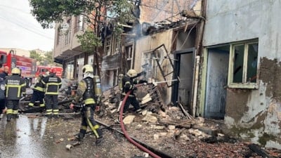 Kocaeli'de 2 itfaiyeci müdahale için gittikleri yangında yaralandı