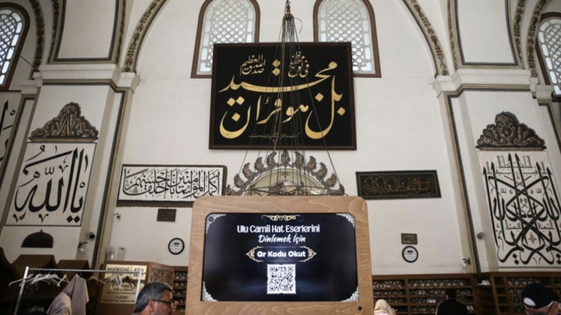 Bursa'da Ulu Cami'deki hat eserleri dijital ortama aktarıldı