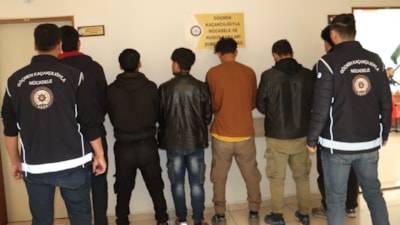 Amasya'da şüpheli otomobilde 6 göçmen yakalandı