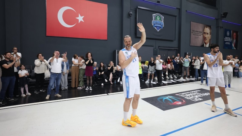 Oğuz Savaş, kariyerini Çayırova Belediyesi formasıyla bitirdi