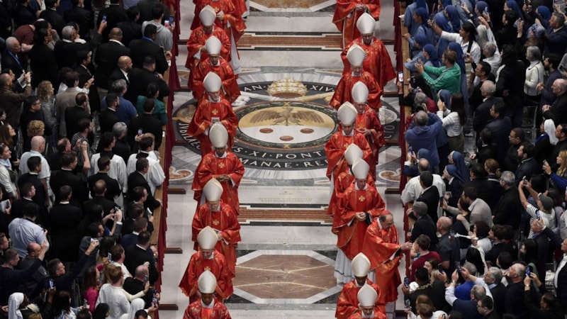 Vatikan'da papa seçimi başlıyor: Bir araya geldiler