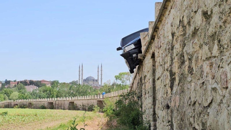 Saraçhane Köprüsü'nde bariyere çarpan otomobil asılı kaldı