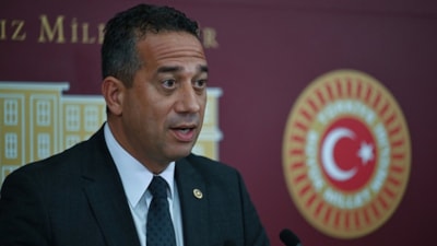 Ali Mahir Başarır paylaşımında, İstanbul Üniversitesi girişindeki Fetih Suresi'ni kaldırdı