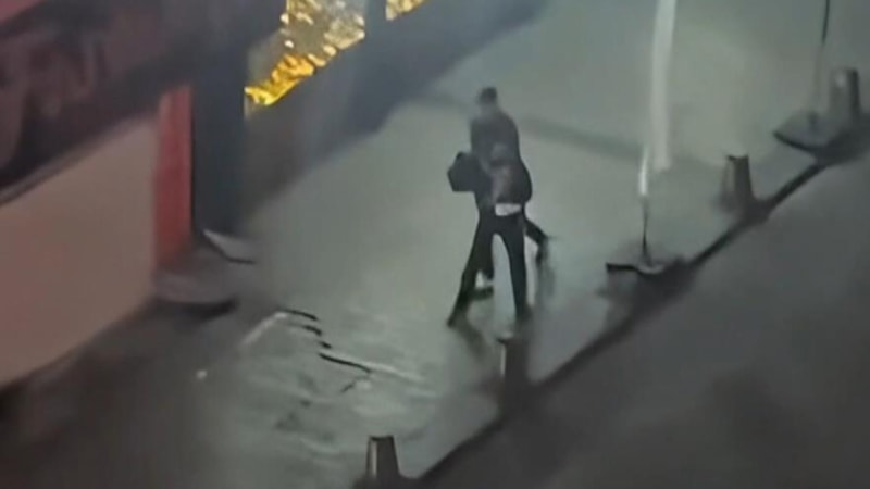 İstanbul'da tartıştığı kadını sokak ortasında darbetti