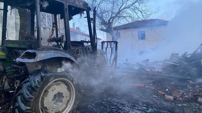 Düzce'de yangın: 2 katlı ev, ahır ve traktör küle döndü