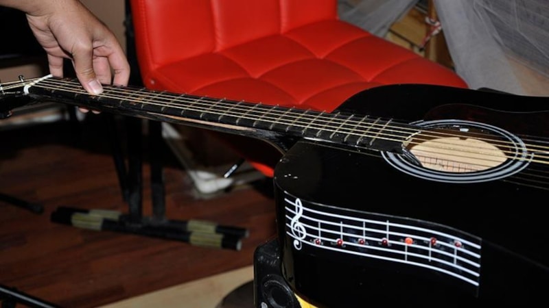 Mersin'de gitar eğitmeni 7 kız çocuğuna cinsel istismarda bulunduğu iddiasıyla tutuklandı