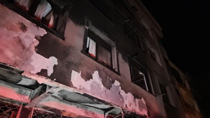 İstanbul Küçükçekmece'de çıkan yangın binayı kül etti