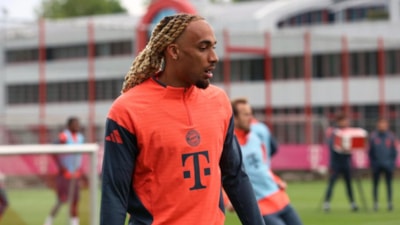 Eski Galatasaraylı Sacha Boey'in şapkasını çaldılar