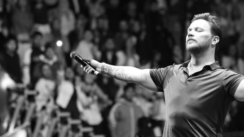 Şarkıcı Sinan Akçıl imaj değiştirdi! Yeni görüntüsü gündem oldu