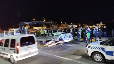 Trabzon'da kaldırımda yürüyen yayaya otomobil çarptı