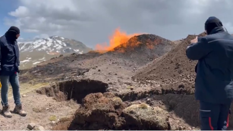 Sivas'ta yıldırım düşen doğalgaz hattında yangın söndü