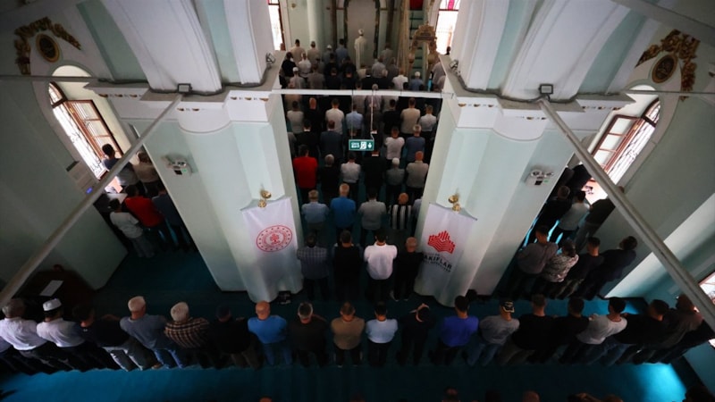 Asırlık Kemeraltı Camisi, İzmir depreminin ardından yeniden ibadete açıldı