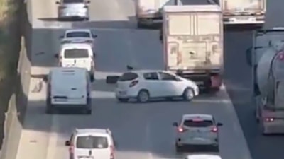 Adana'da tırın kopan lastik kaplaması zincirleme kazaya sebep oldu