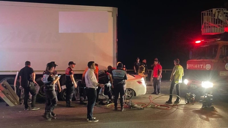 Mersin'de otomobil, park halindeki tırın altına girdi: 2 ölü