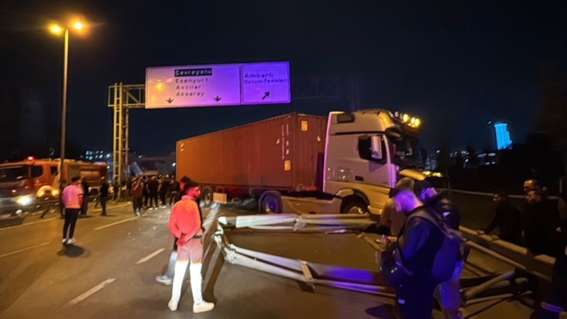 İstanbul Beylikdüzü'nde kontrolden çıkan tır ortalığı birbirine kattı: 1 ölü