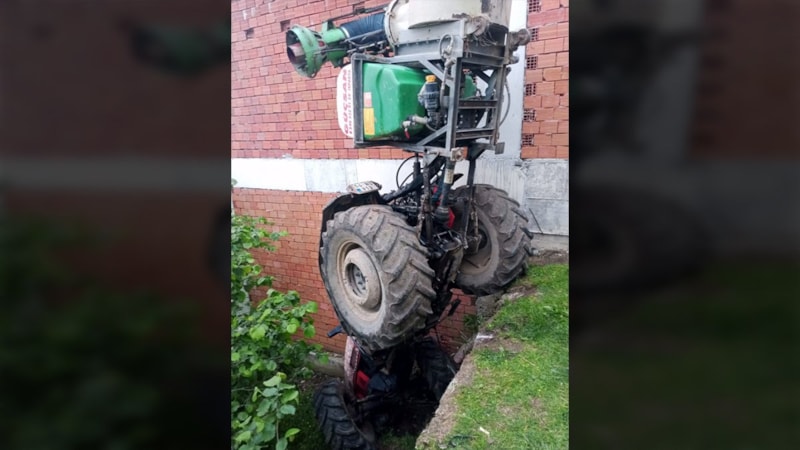 Sakarya'da kullanmaya çalıştığı traktörün altında kalan çocuk can verdi