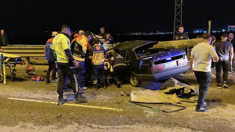 Sivas'ta bariyere saplanan otomobilden sürücü sağ çıktı
