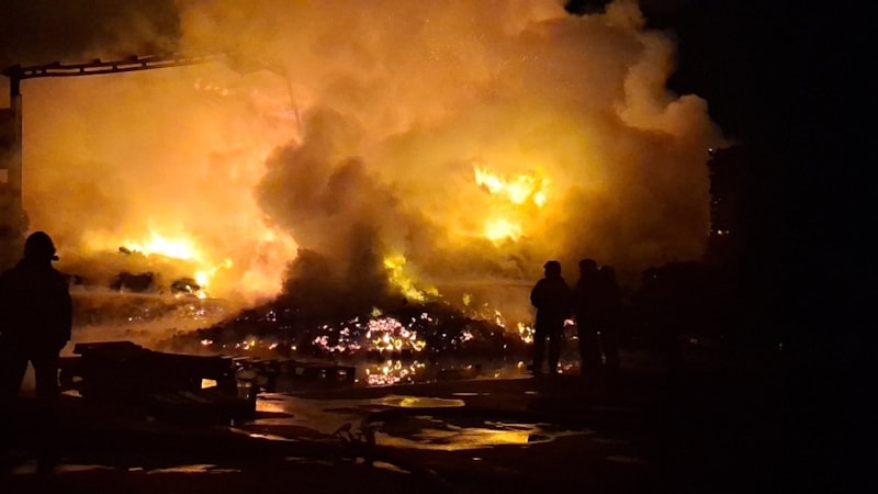 Bursa'da, palet fabrikasındaki yangın söndürüldü