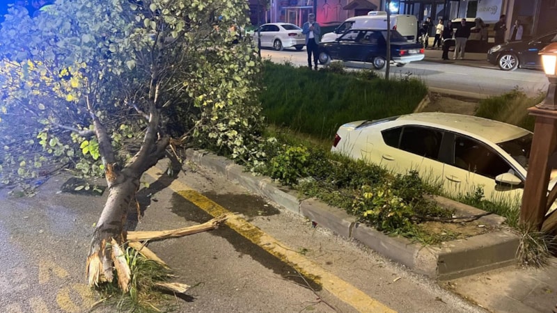 Nevşehir'de çarpışan 2 otomobilden 1'i su kanalına düştü