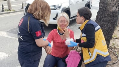 Antalya'da kaza yapan motosikletlinin hayatını kask kurtardı
