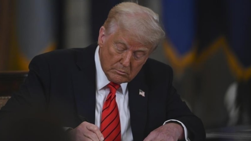 Donald Trump, göçmenler için 'ABD dışına ücretsiz uçuş' kararnamesini imzaladı
