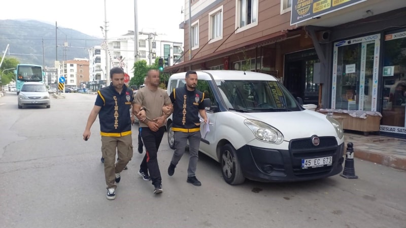 Manisa'da 13 araca zarar veren, akli dengesi yerinde olmayan şüpheli, hastaneye yatırıldı