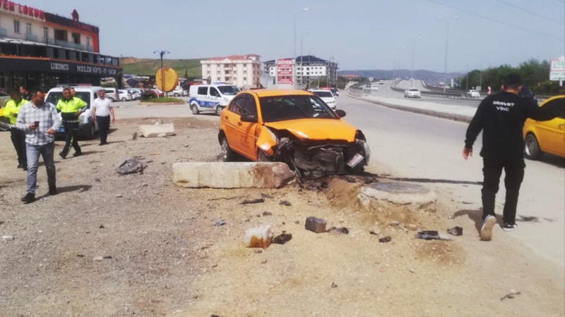 Kırıkkale'de ticari taksi beton bariyerlere çarptı
