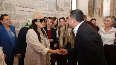 Türkan Şoray'dan Meryem Ana Kilisesi'ne ziyaret