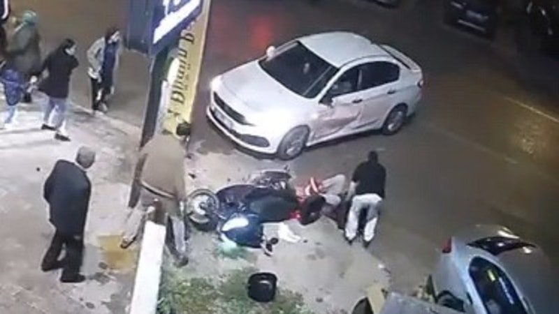 Bursa'da otomobille motosikletin çarpıştığı kaza kamerada