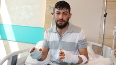 Erzurum'da hararet yapan otomobiline aceleyle müdahale edince hastanelik oldu