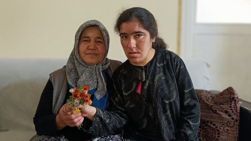 Kayseri'de zihinsel engelli kızının yanından ayrılmıyor