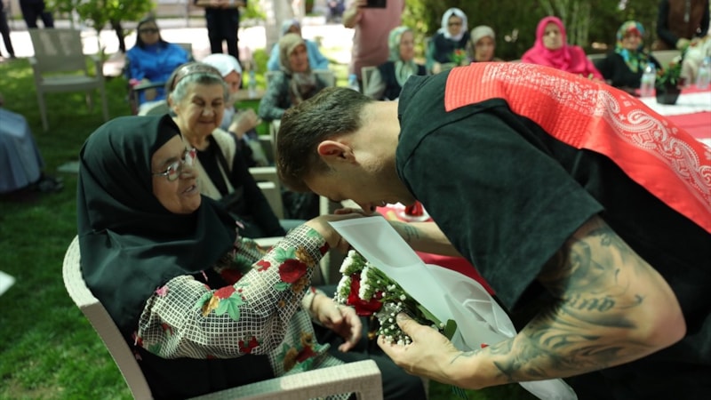 Konyasporlu oyuncular Anneler Günü'nü ziyaretlerle kutladı