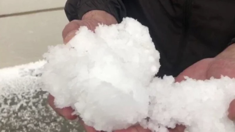 Kars'ta dolu yağışı etrafı beyaza bürüdü