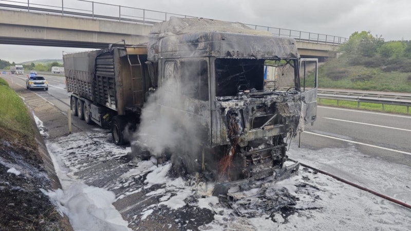 Bolu'da lastiği patlayarak alev alan tır küle döndü