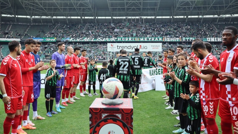 Şampiyon Kocaelispor, son maçında alkışlarla karşılandı