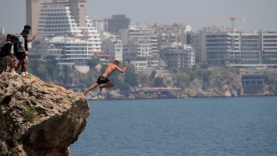 Antalya'da 30 metrelik falezlerden tehlikeli atlayış