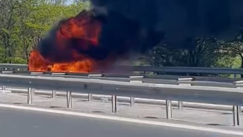 İstanbul'da seyir halindeki otomobilde yangın