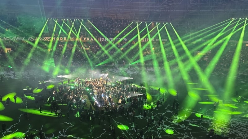 Şampiyon Kocaelispor kupasını taraftarı önünde kaldırdı