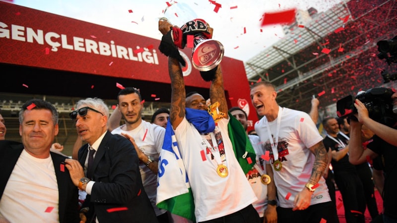 Süper Lig'e çıkan Gençlerbirliği, kupasını aldı