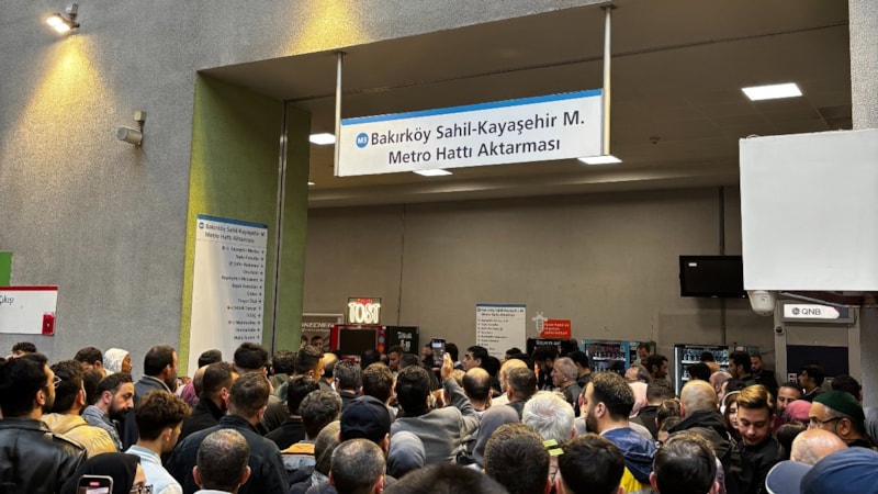 İstanbul'da metro arızası nedeniyle yoğunluk oluştu