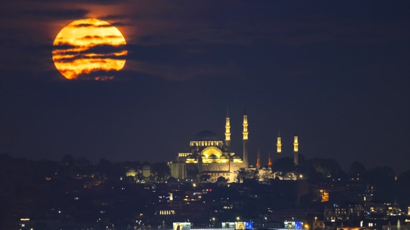 İstanbul'da dolunay manzarası mest etti