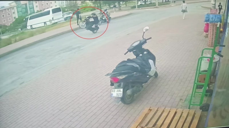 Antalya'da polisin önünde akrobatik hareketler yapan motosikletliye ceza yağdı